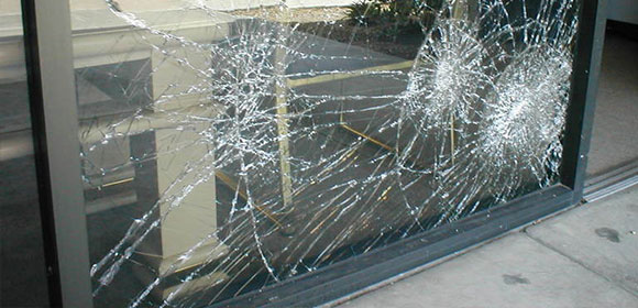 شکسته شدن شیشه لمینتی
