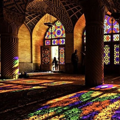 شیشه های رنگی در ساختمان های مذهبی